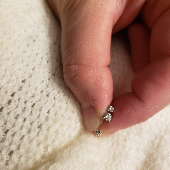 3 diamond nose studs and two loose natural diamond stones - Picture 3 of 5